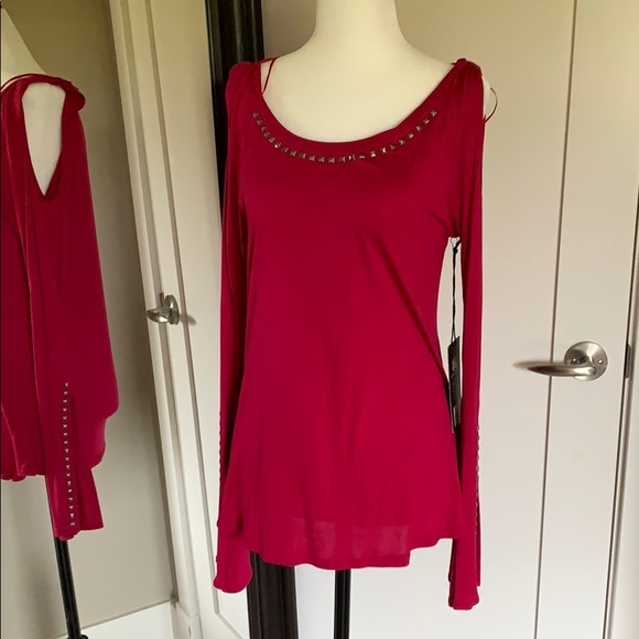Rock n Republic red studded cold shoulder top - Picture 3 of 7